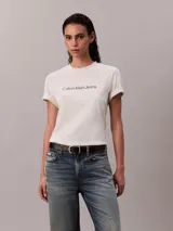 Remera de algodón blanco melange de corte clásico, con cuello redondo, manga corta y el logo de Calvin Klein Jeans estampado en el pecho en color negro.
