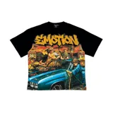Remera negra de manga corta con gran estampado frontal de estilo renacentista que muestra a querubines lavando un auto clásico azul y la palabra 'EMOTION' en tipografía de graffitis con efecto texturizado.