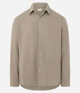 Camisa masculina de manga larga color beige, con cuello inglés y abotonado frontal. Corte comfort.