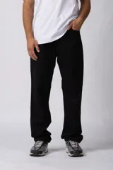 Pantalón jean de corte recto y calce holgado, color negro, con diseño clásico de cinco bolsillos.