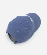 Gorra de sarga color azul con visera curva y estampa bordada con el texto NYC EST. 1992 en color blanco.