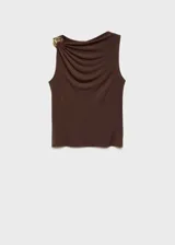 Top marrón sin mangas, con cuello drapeado y detalle metálico en el tirante. Diseño entallado de tejido elástico.
