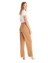 Pantalón de vestir color tostado, de corte recto y tiro alto. Presenta pretina ancha con trabas para cinturón, pinzas frontales y detalle de nervadura central a lo largo de la pierna. Cuenta con bolsillos laterales funcionales y bolsillos traseros simulados.