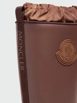 Botas de agua de caña alta Moncler, color marrón, con suela track dentada y detalle de cordón ajustable en la parte superior. Incluye parche con logo de la marca en el lateral.