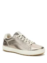 Championes urbanos Cat modelo Imply, confeccionados en cuero metalizado de color gris, con cordones blancos, suela de goma blanca y detalles de costuras pespuntadas.
