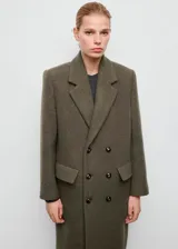 Abrigo largo de corte recto en color verde militar, confeccionado en tejido mezcla de lana. Cuenta con cuello de solapa con muesca, cierre cruzado de doble botonadura, mangas largas y dos bolsillos con solapa en la parte frontal.