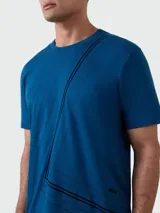 Camiseta azul con diseño de líneas finas en el frente y logo pequeño de la marca BOSS en el lateral inferior.