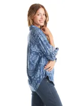 Camisa de lyocell con estampado floral en tonos azules, cuello con solapa, cierre frontal con botones y mangas largas regulables con presilla.