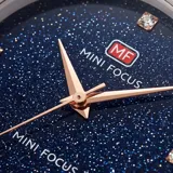 Reloj analógico Mini Focus con caja de aleación de zinc en tono oro rosa y esfera azul con acabado brillante. Cuenta con malla de acero tipo milanesa en color azul y movimiento de cuarzo japonés.