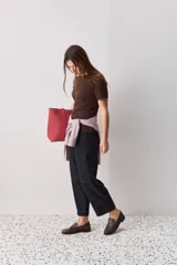 Remera blanca de manga corta y cuello redondo, con calce ajustado al cuerpo y diseño liso y minimalista.