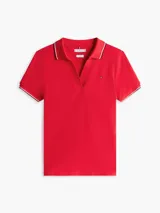 Chomba roja de algodón elástico con corte slim, cuello en V, tapeta abierta y mangas cortas con ribetes blancos y azul marino. Logo de Tommy Hilfiger bordado en el pecho.