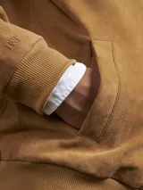 Campera bomber color camel de gamuza, con cierre frontal y bolsillos laterales.