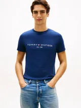 Remera Tommy Hilfiger de color azul, confeccionada en puro algodón, con cuello redondo y el logo de la marca bordado en el pecho.