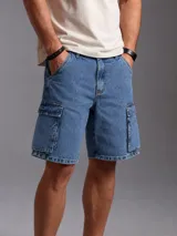 Bermuda cargo de jean color azul claro, con bolsillos laterales con solapa y cierre frontal con botón y cremallera.