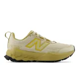 Championes New Balance modelo Garoé V2, color beige y verde oliva con el logo "N" en tono amarillo. Cuenta con tecnología Fresh Foam X en la entresuela, suela AT Tread para tracción todoterreno y capellada sintética sin costuras.