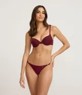 Soutien push-up de microfibra color bordó, con tirantes ajustables y copas moldeadas con relleno.