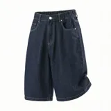 Bermuda baggy 3/4 de denim azul raw, con cintura semi-elástica en la parte trasera, cierre frontal con botón y bolsillos.