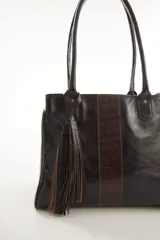 Bolso tote de cuero genuino color bordó con asas largas para hombro. Presenta una franja central con textura de cocodrilo y un adorno lateral de flecos.