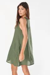 Vestido corto de lino verde militar, sin mangas, con escote redondo y bolsillos laterales.