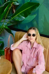 Camisa a rayas rojas y blancas de manga larga, con cuello clásico y corte holgado.