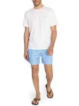 Short de baño celeste con estampado de focas blancas y lunares. Cuenta con cintura elástica, cordón ajustable, bolsillos delanteros y traseros.