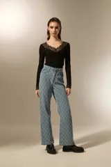 Pantalon de jean de corte recto y tiro alto, con diseño bordado de rombos en toda la superficie.