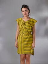 Vestido corto de lino y algodón color amarillo mostaza con diseño a rayas horizontales, escote en V y lazos para anudar en la cintura.