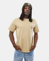 Remera Carhartt WIP de manga corta color beige, con cuello redondo y un bolsillo aplicado en el pecho que incluye una etiqueta tejida con el logo de la marca.