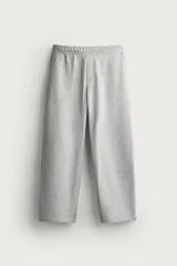 Pantalón jogger de corte relajado y pernera ancha, confeccionado en tejido de algodón con interior perchado. Cuenta con cintura elástica ajustable, bolsillos laterales y un bolsillo trasero de plastrón.
