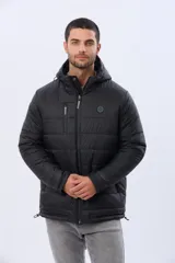Campera puffer reversible para hombre, de color negro, con diseño capitonado, capucha integrada y bolsillos funcionales con cierre frontal.