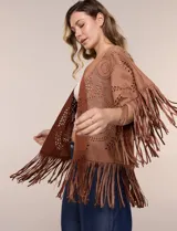 Chaqueta de suede sintético marrón, de corte holgado y frente abierto, con mangas cortas anchas. Presenta diseño de perforaciones láser con motivos circulares y terminación de flecos largos en el ruedo y las mangas.