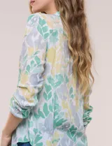 Blusa de gasa de la marca Zac & Rachel, con estampado de rayas verticales en tonos azules, celestes y lilas. Presenta cuello a la base con escote en V, abertura central con botones, detalle plisado en el frente y mangas de largo regulable con presilla y botón.