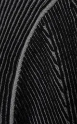 Sweater de cuello redondo con diseño de tejido acanalado vertical en color negro. Presenta detalles de costuras en contraste blanco en los hombros y en el ruedo, con un corte holgado y terminaciones en punto rib.