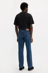 Jean Levi's 505 Regular Fit color azul, de tiro medio y corte recto.