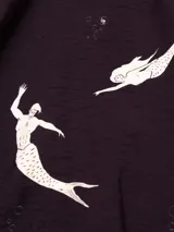 Musculosa marrón con estampado animal print, de corte holgado y lazos laterales ajustables.