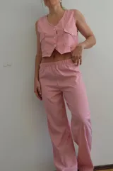 Pantalón de vestir a rayas verticales rojas y blancas, de corte recto y tiro alto.