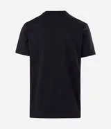 Remera negra de corte comfort, con cuello redondo, manga corta y estampa lettering en el pecho con diseño de montañas y el texto "WILD AND FREE".