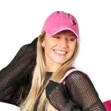 Gorra rosa con visera curva y detalle de estrella calada en el frente.