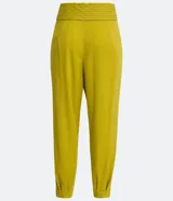 Pantalón jogger color naranja, de tiro medio, con cintura elastizada, lazo ajustable, pliegues delanteros y bolsillos laterales.