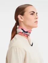 Pañuelo de seda Longchamp modelo University, con estampado geométrico en tonos rosa, beige, blanco y azul marino.