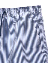 Short de baño azul con estampado de motivos marinos en celeste.