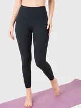 Calza deportiva de tiro alto y largo hasta el tobillo, en color negro. Diseño liso sin bolsillos, confeccionada en tejido técnico de alta calidad.