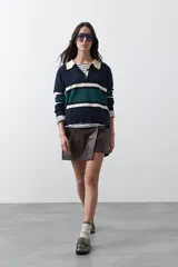 Short tipo skort de cuero sintético color marrón, con diseño envolvente y tiro medio.