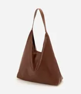 Cartera hobo grande de poliuretano color verde militar, con diseño slouchy, base estructurada y una única asa larga para llevar al hombro. Cuenta con cierre de botón a presión y amplio compartimento interior.