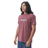 Remera de manga corta color rosa viejo con estampado del logo de Quiksilver en el pecho.