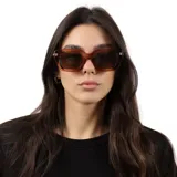 Lentes de sol con armazón de acetato en tono carey y cristales degradados. Presentan un diseño rectangular de estilo moderno y cuentan con protección UV400.