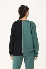 Buzo de cuello redondo combinado en verde y negro con logo retro bordado.