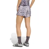 Short deportivo Adidas para mujer, con estampado animal print en tonos gris, violeta y blanco. Cuenta con cintura elástica con cordón ajustable, las tres tiras características de la marca en los laterales y el logo bordado en la parte inferior.