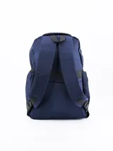 Mochila de color azul marino con un parche circular que muestra un diseño de astronauta. Cuenta con múltiples compartimentos con cierre de cremallera y un bolsillo frontal secundario.