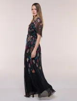 Vestido largo plisado con estampado floral, escote en V cruzado, mangas cortas fluidas y falda maxi con movimiento.